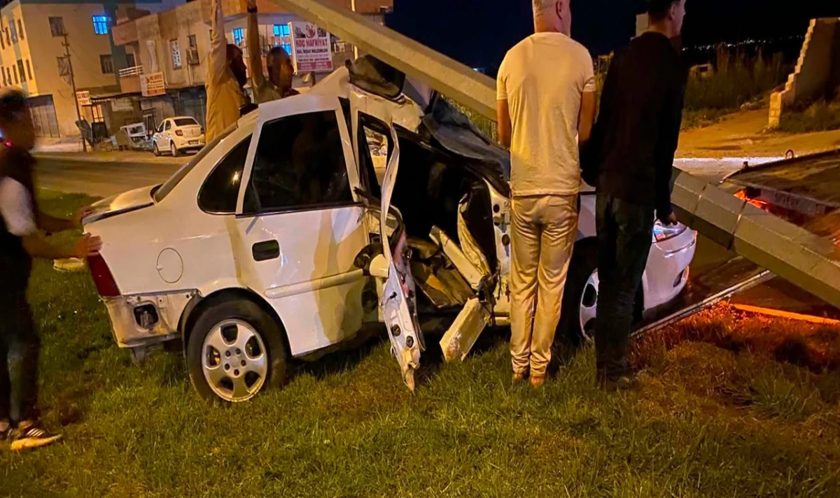 Urfa’da Otomobil Aydınlatma Direğine Çarptı: Yaralılar Var